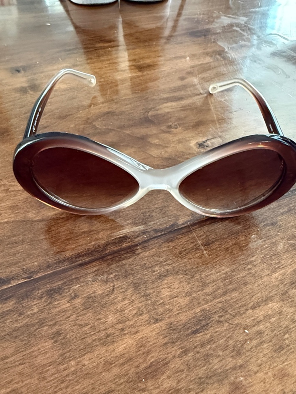 Chloe Women’s Oval Gradient Brown Sunglasses